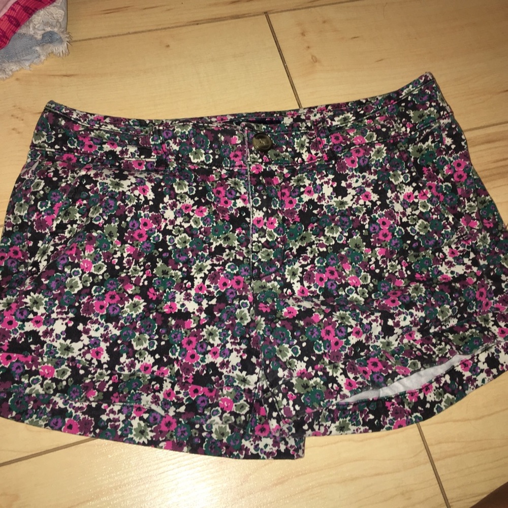 American eagle colorful flower shorts!!