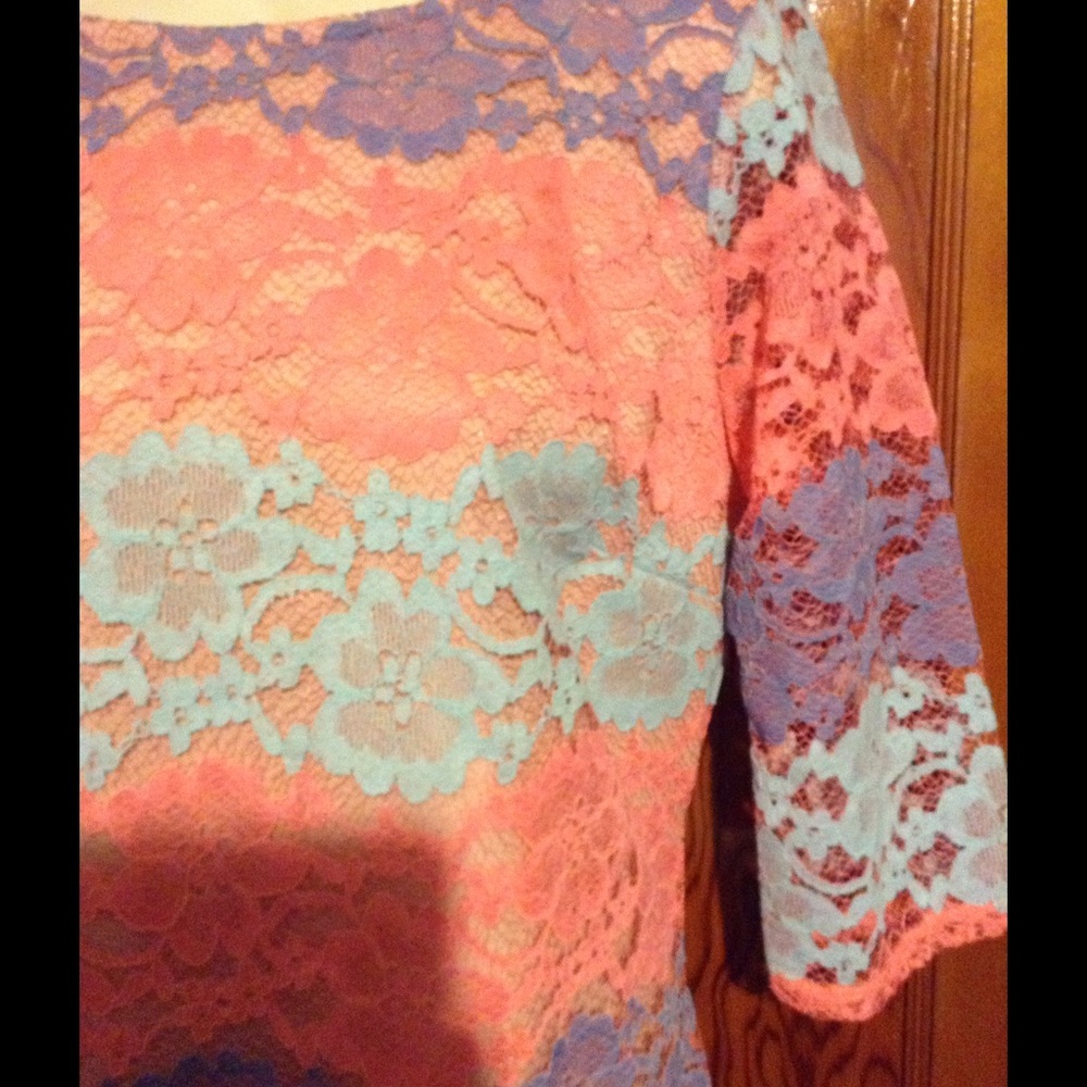 Beautiful NWT Lace Dress - Picture 4 of 4