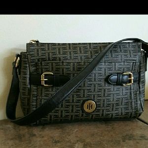 💝$5 Bundle price  w/2 or moreTommy Hilfiger Purse