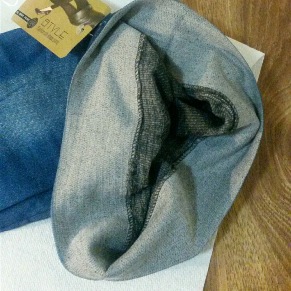SOLD......Skinny Leggings, Denim Style - Picture 4 of 4
