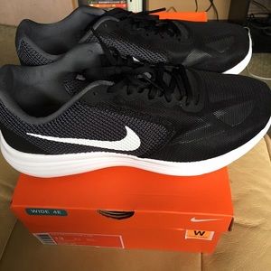 Nike revolution 3