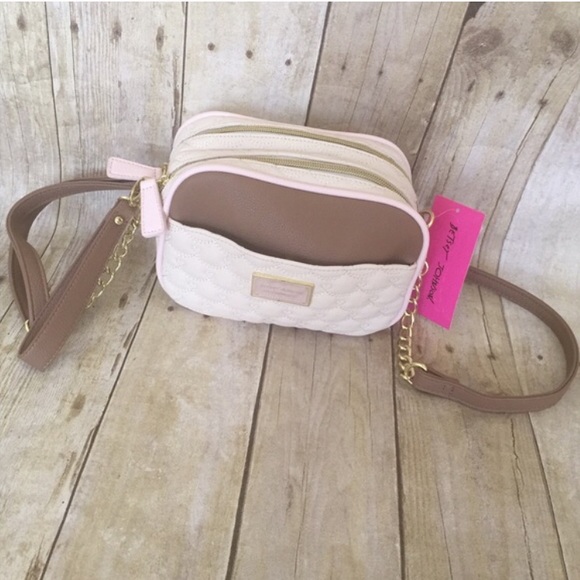 Betsey Johnson Handbags - 💕ONE HOUR SALE💕JOHNSON crossbody bag NWT