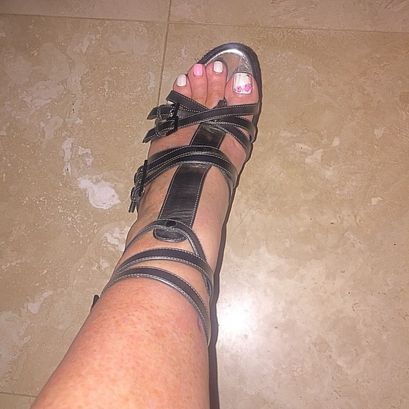 AUTHENTIC BURBERRY Raffia Wedge - Picture 2 of 6