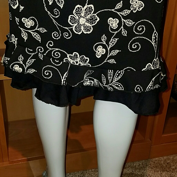 Cute skirt ruffles, floral with liner - Picture 3 of 4
