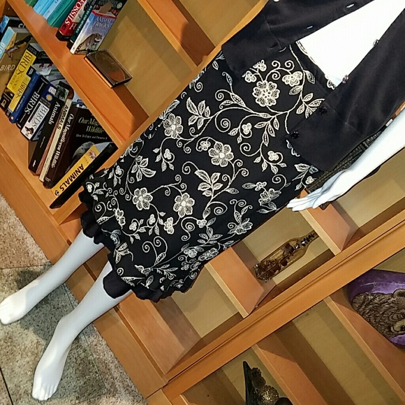 Cute skirt ruffles, floral with liner - Picture 2 of 4