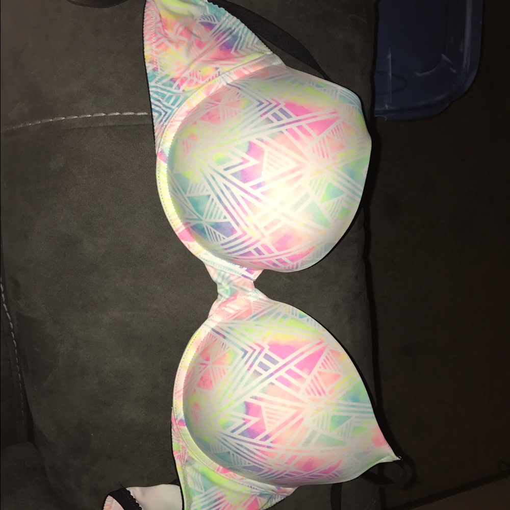 Rarely worn 36DD Victoria's Secret pink bra