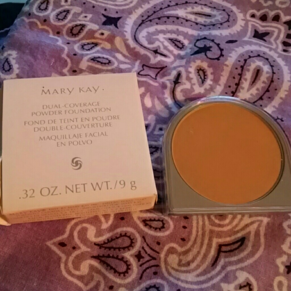 Dual coverage powder foundation