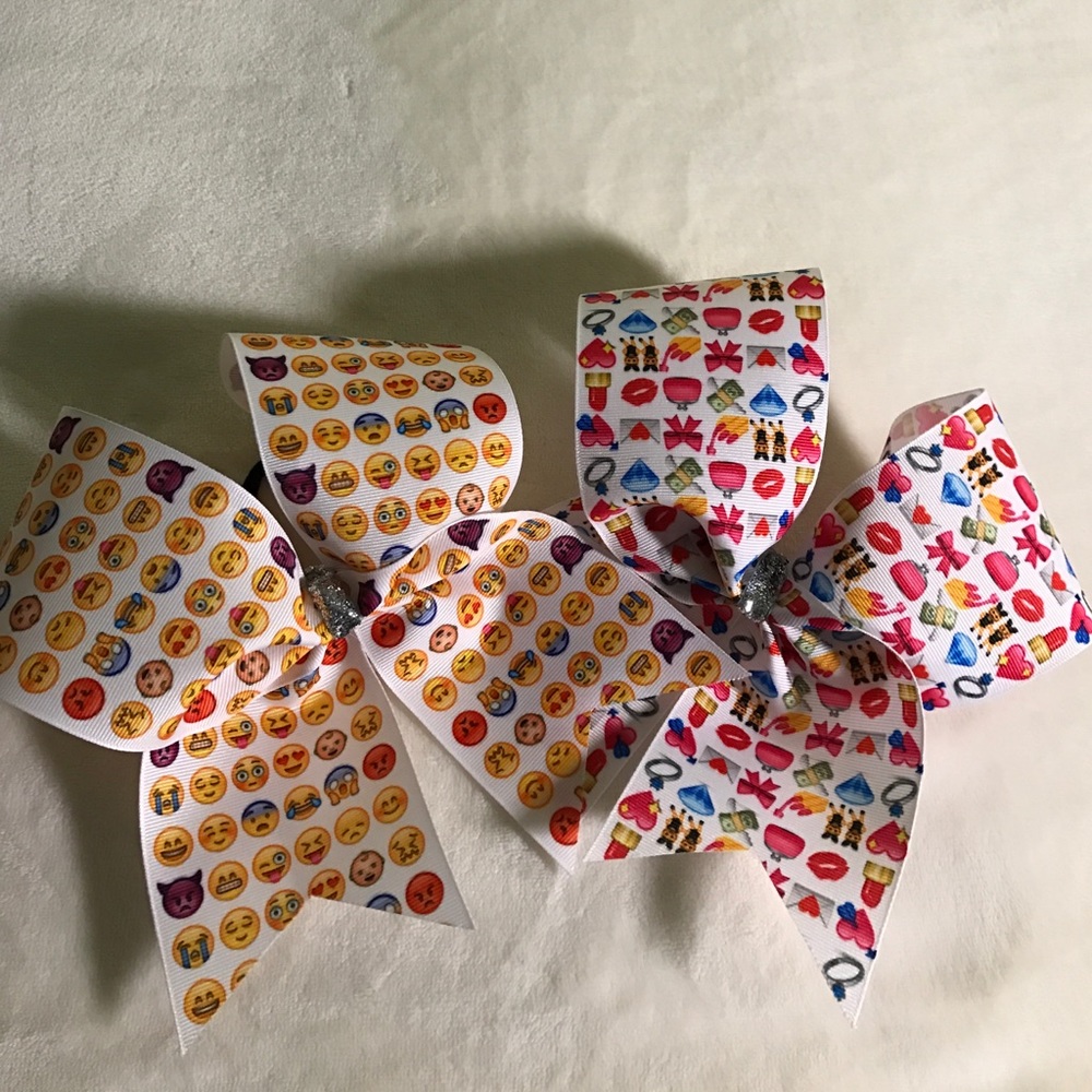 Emoji cheer bow bundle.