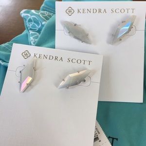 1 pair of white Agate Belinda earrings