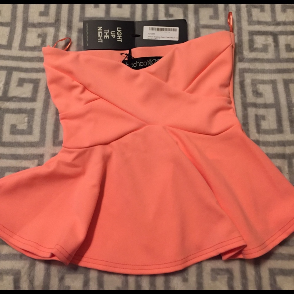 Coral Boohoo criss-cross peplum top -NWT