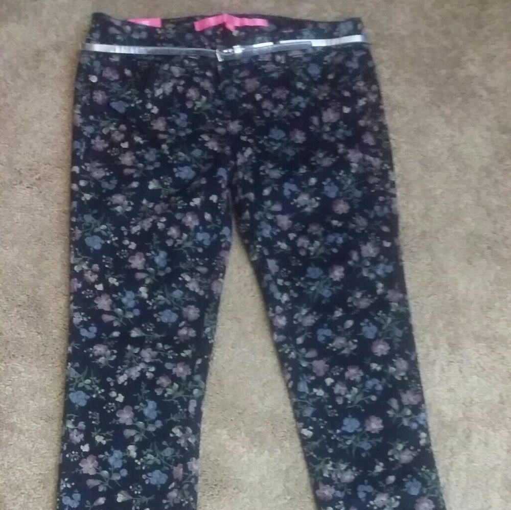 Stunning NWT floral pattern stretchy denim