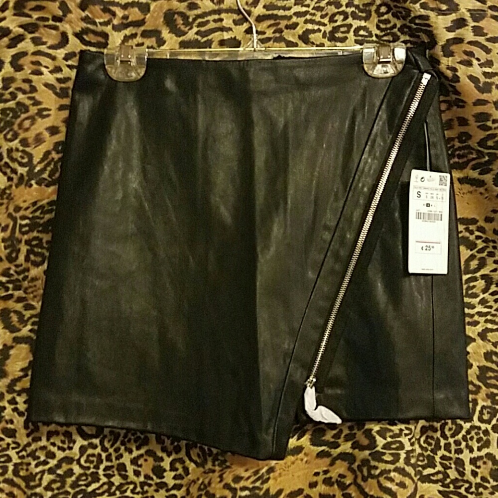 Black faux leather zippered mini skirt