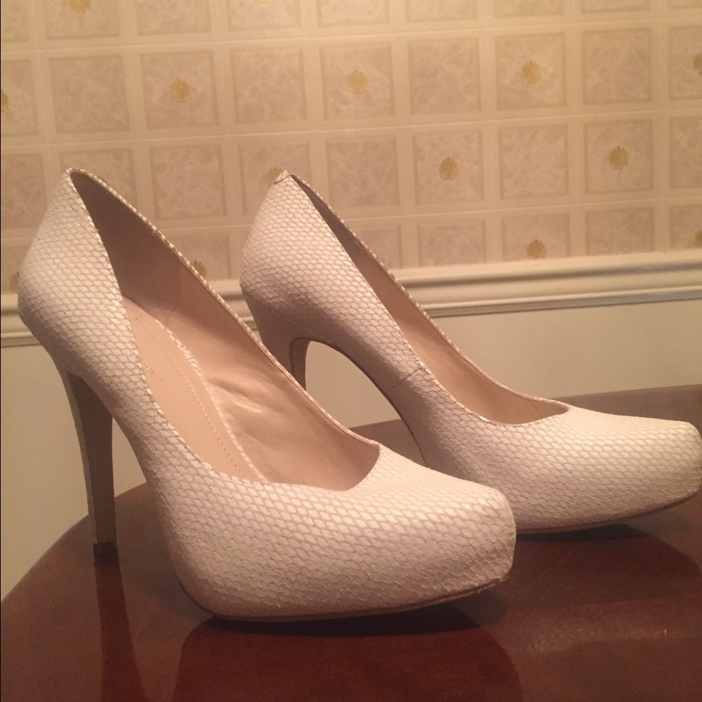 Shoes Size 11 BCBG excellent condition