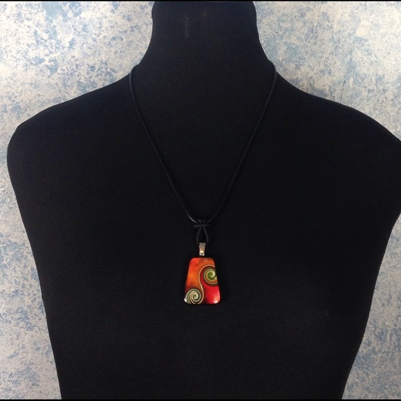 Jewelry - Swirly pendant