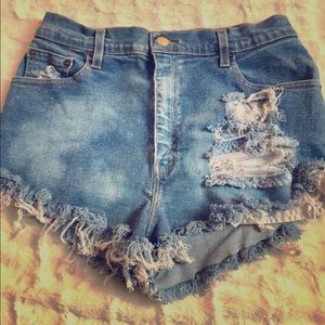 Levi high waisted distressed shorts Size M
