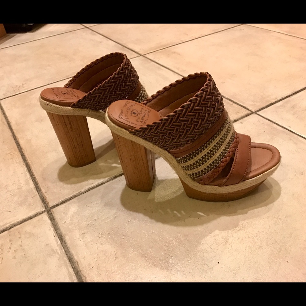 Adorable Lucky Brand heels!