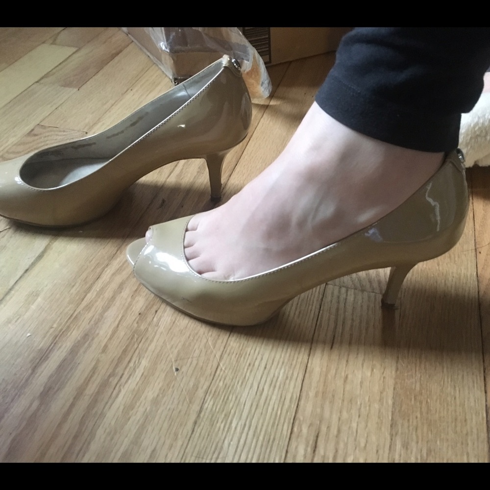 Michael Kors nude pump