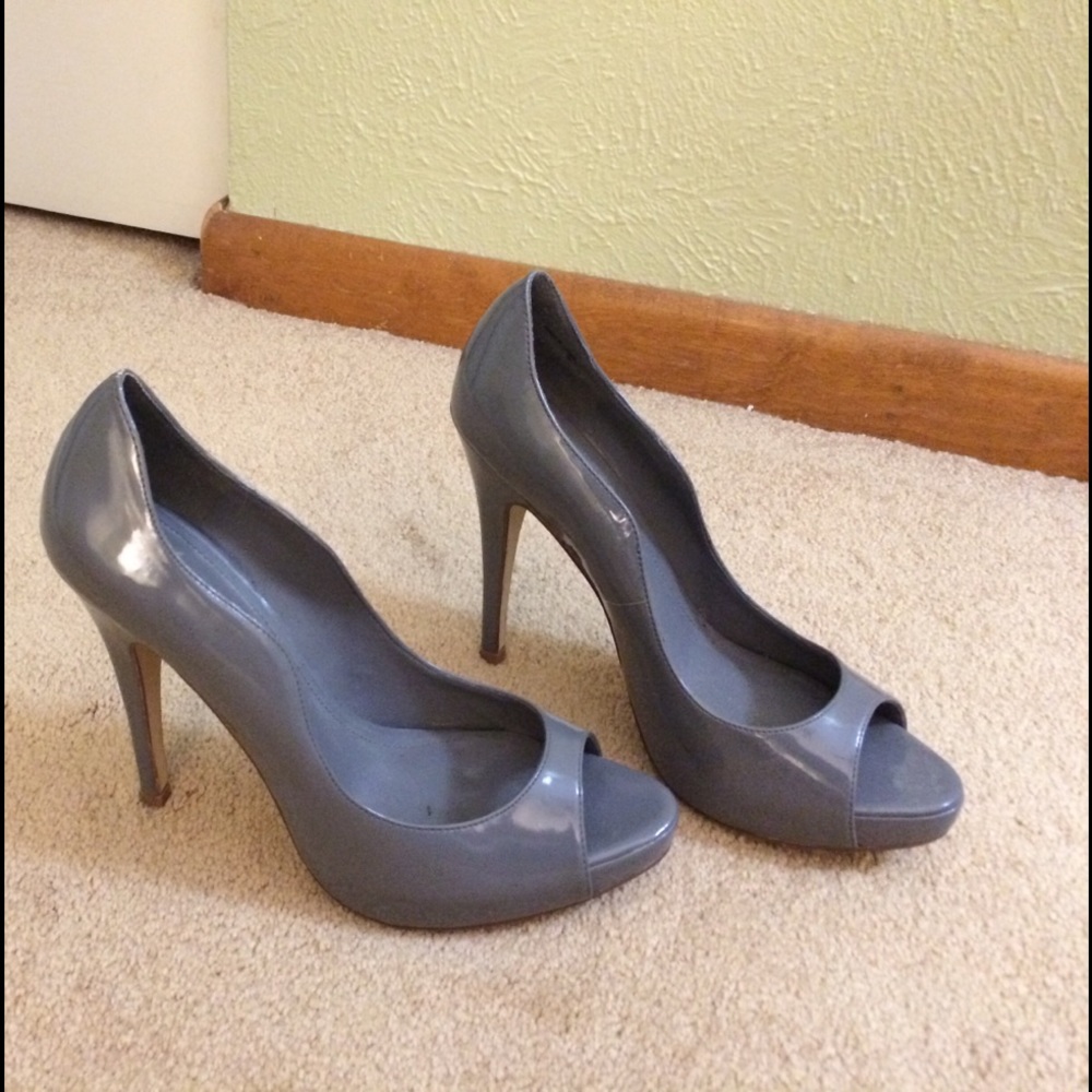Aldo size 39 (9) peep toe grey patent leather heel