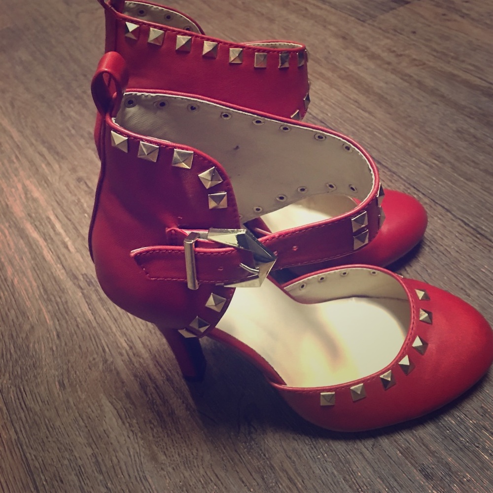Beautiful Red Studded Pumps 👠