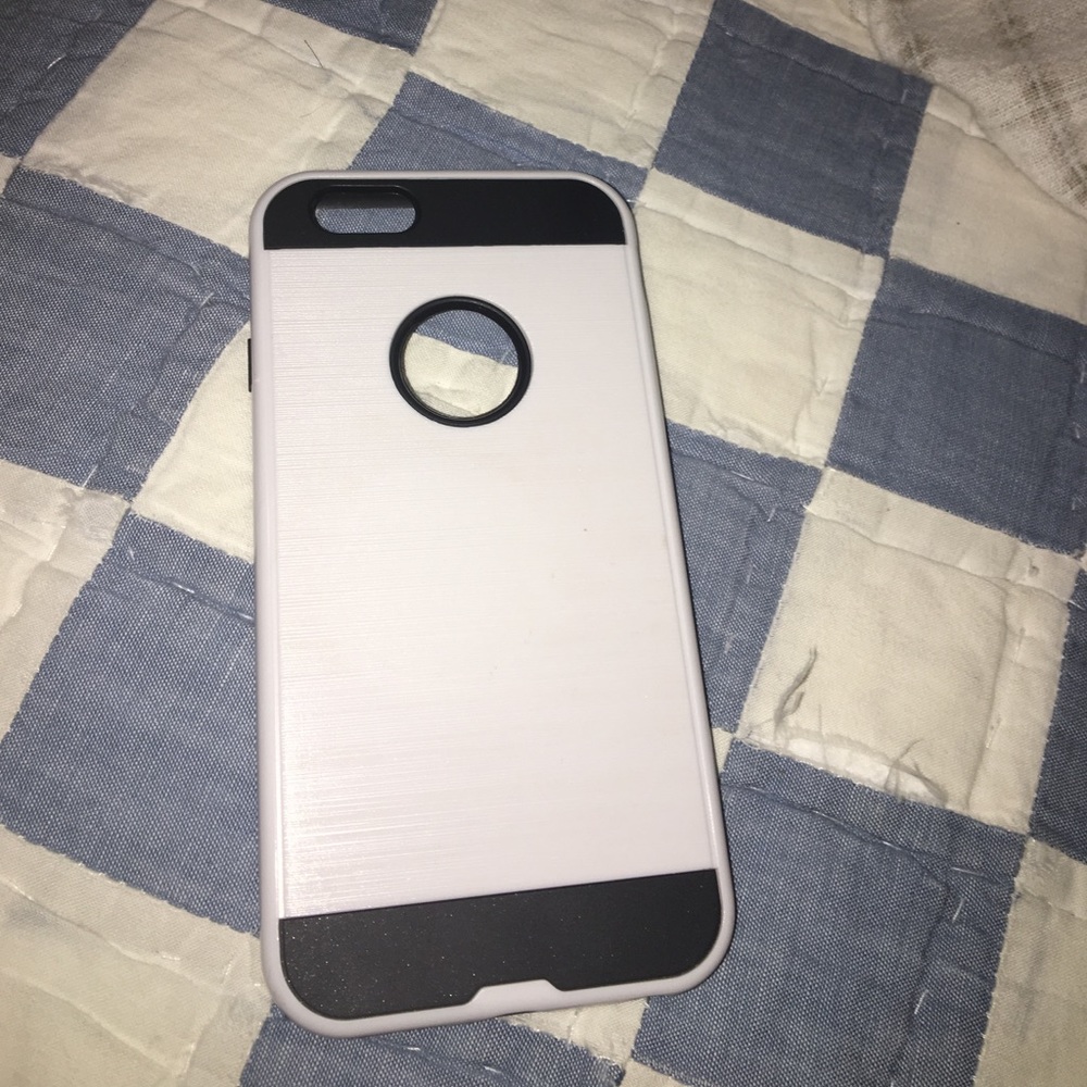 White and black iPhone 6/6s case.