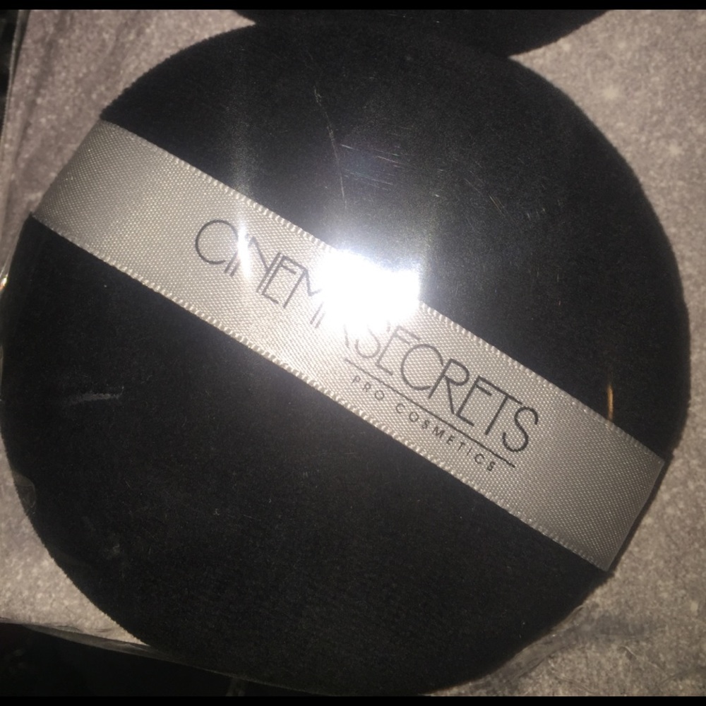 Cinema Secrets Powder Puffs 😊 - Picture 3 of 4