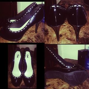 NICE SIZE 12 BLACK PATENT LEATHER HEEL!!