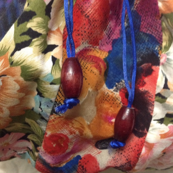 Beautiful flower print reversible bag with pocket - Picture 3 of 8