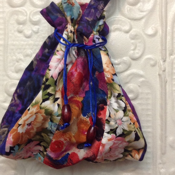 Beautiful flower print reversible bag with pocket - Picture 8 of 8