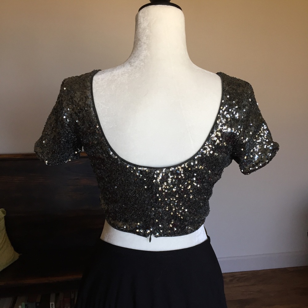 🎉 Forever 21 Silver Sequins Scoop Neck Crop Top - Picture 2 of 2