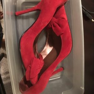 Guess pumps with a bow