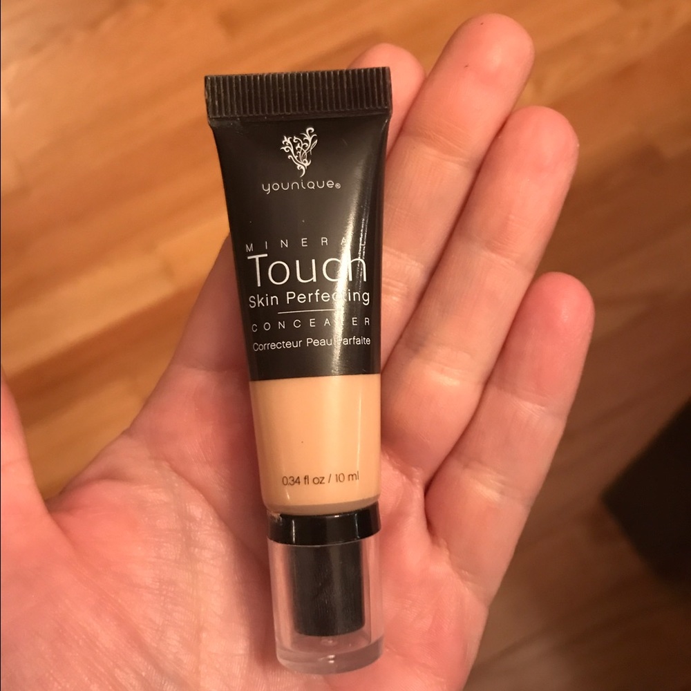 Younique concealer.