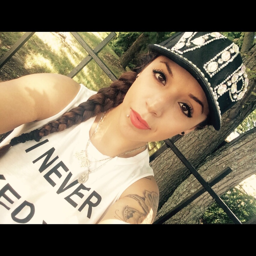 Meet your Posher, Yaneth