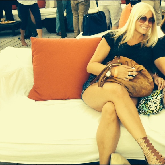 Meet your Posher, Nicole - Picture 3 of 3