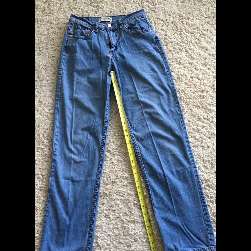 DONATING 12/16/19!  VS London Jean straight leg.
