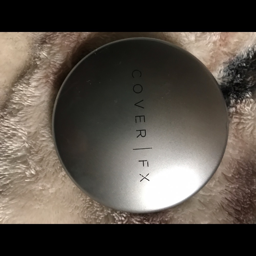 Cover Fx Illuminating Powder in Sunlight