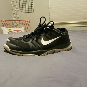 BLACK NIKE SHOES
