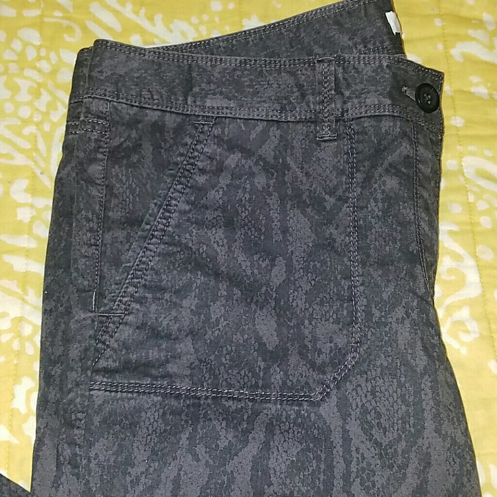 Deep front Pockets

Snake print