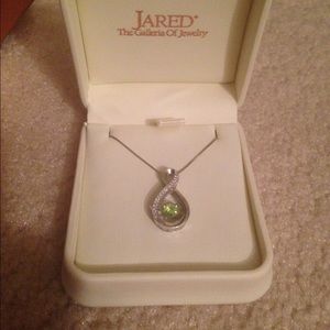 Jared jeweler Peridot heartbeat necklace