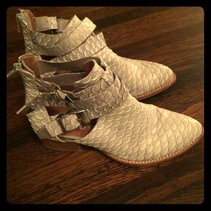 Jeffrey Campbell Pointy Toe Alligator Print Bootie