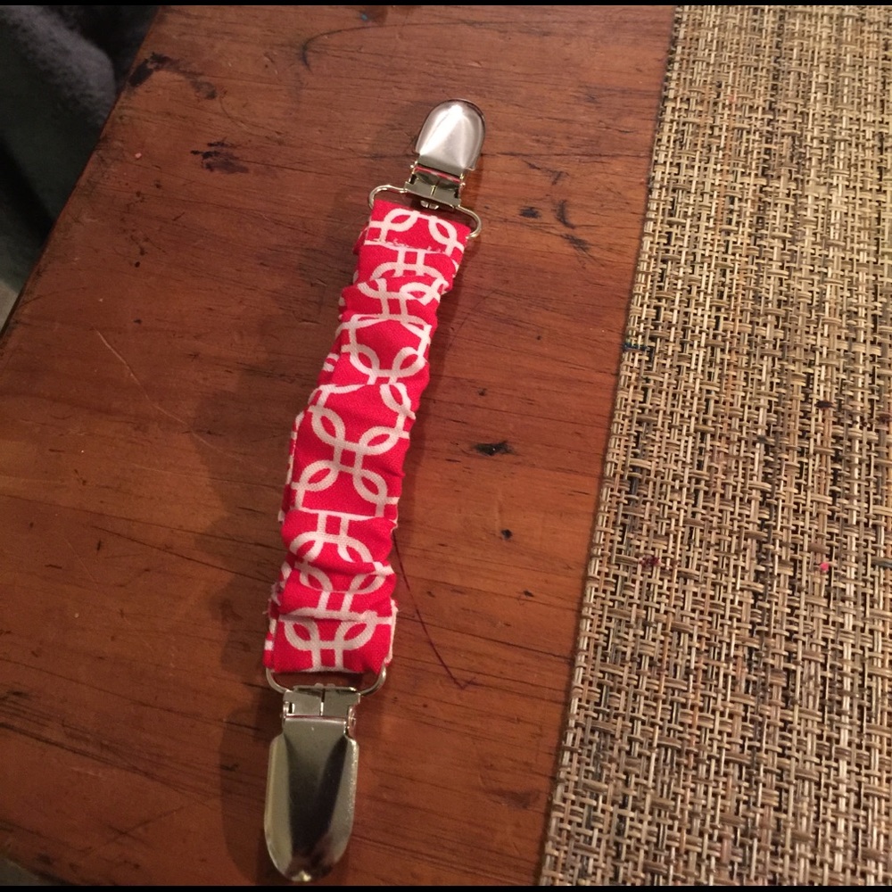 Red and white dress cinch clip