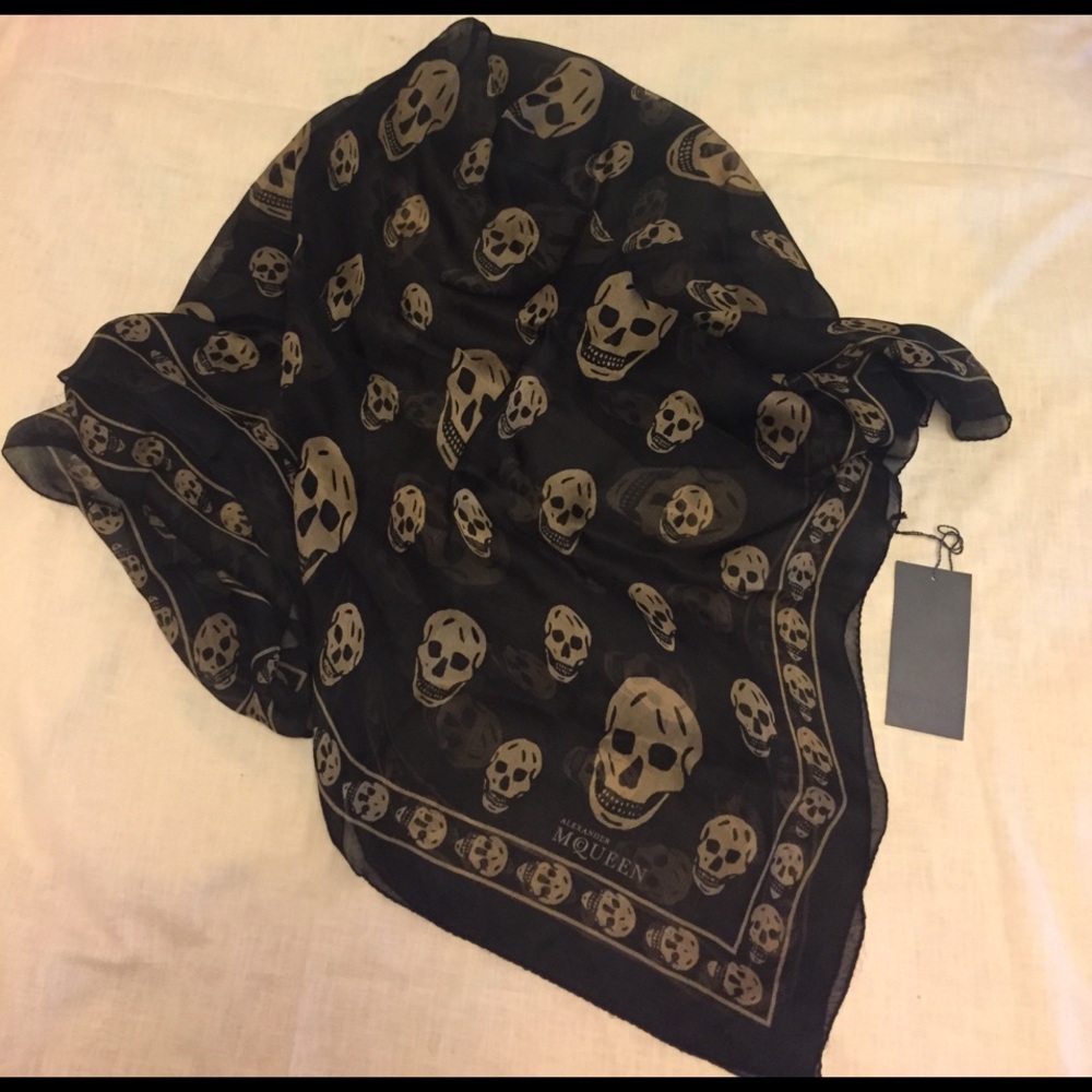 Alexander McQueen Classic Skull Scarf!