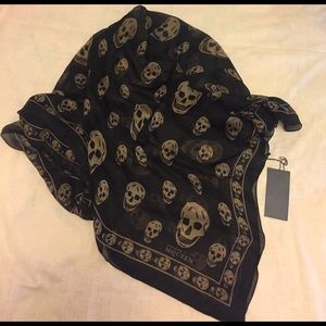 Alexander McQueen Classic Skull Scarf!