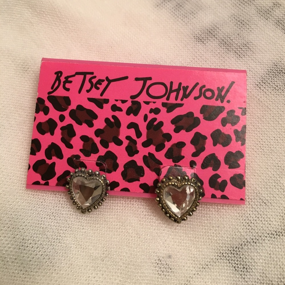 Heart stud earrings