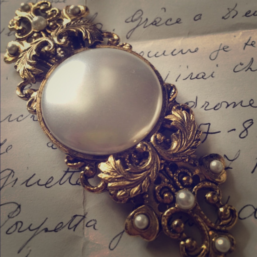 Vintage Victorian style Brooch faux pearl gold pin