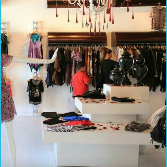 Dresses - Picture 3 of 4