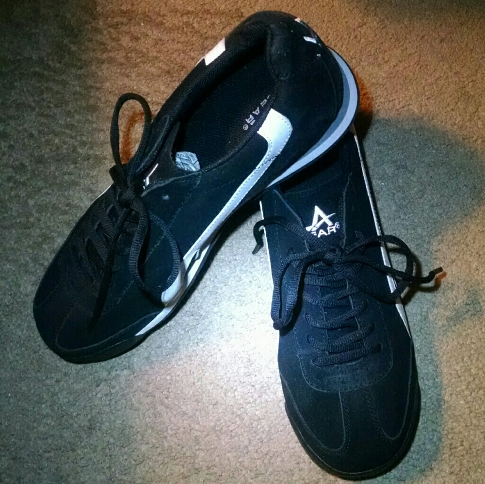 LA Gear leather black & white sneakers shoes