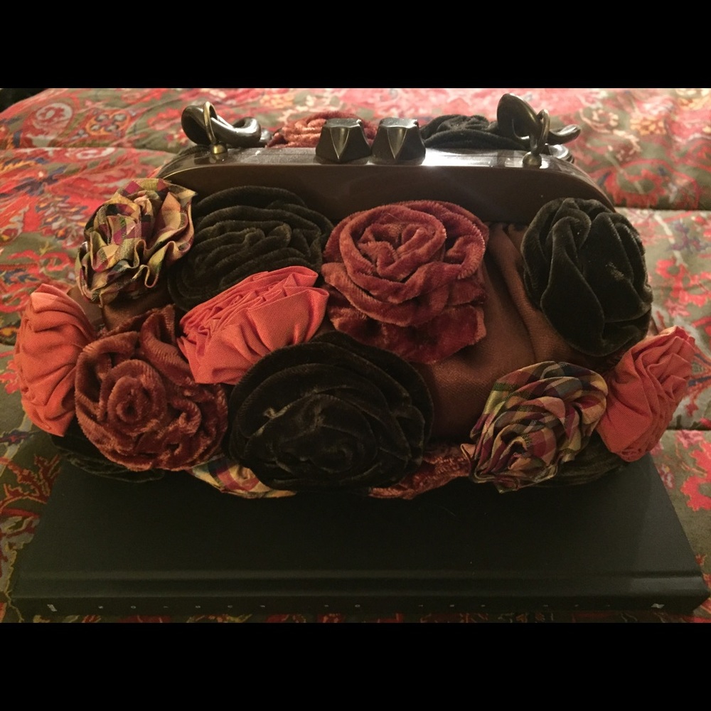 IPA-NIMA Rose Chain Clutch