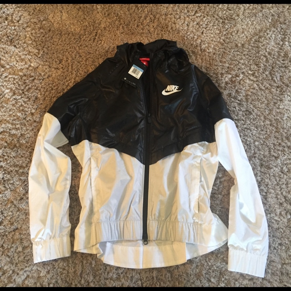 Nike woman's wind runner Medium