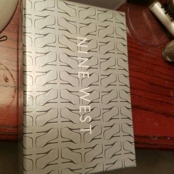 Small wristlet. - Picture 5 of 5