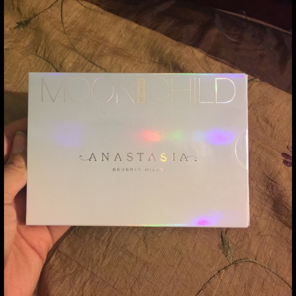 *NON AUTHENTIC* Anastasia 🌙 Child Glow Kit.